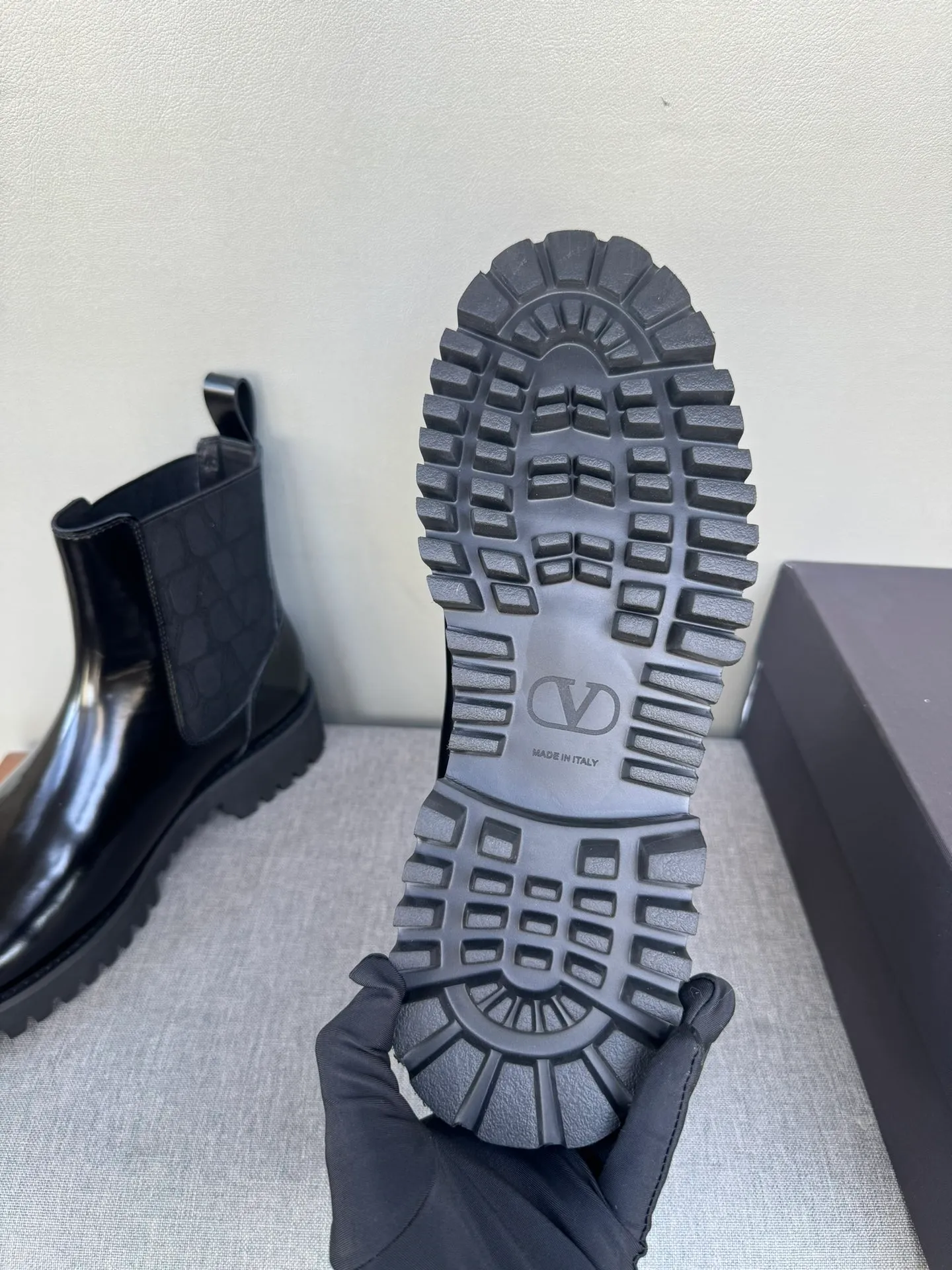 [Valentino] Top P: 1000💰 Size: Men 39-44 (45 customized) Valentino VLTN casual shoes 2025 latest winter series, original 1:1 development Casual men's leather shoes Made with heavy investment, shoes and boots are made of imported cowhide that is not easy to deform, black cowhide lining, original foam outsole, black open edge beads, black suede, brown suede Factory craftsmanship, perfect products are only prepared for you who know taste! Any comparison is welcome!
